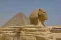 Die Sphinx in Gizeh mit Pyramide im Hintergrund