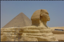 Die Sphinx in Gizeh mit Pyramide im Hintergrund
