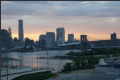 Blick von der Brooklyn Heights Promenade auf den Sonnenuntergang ber Manhattan