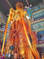 Lamatempel - Die 18 m hohe Buddhastatue in der "Halle des unendlichen Glcks" ist aus einem einzigen Sandelholzbaum geschnitzt