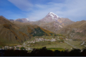 Der phantastische Ausblick von der Terrasse des Rooms-Hotels in Kazbegi auf den 5.047 m hohen Berg Kasbek