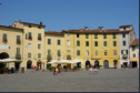 Lucca - Die ovale Piazza del Mercato. Die Huser auf den Fundamenten des rmischen Amphitheaters