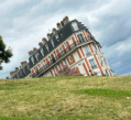 Eine optische Tuschung: Das sinkende Haus von Montmartre