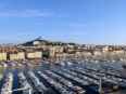 Blick ber den Alten  Hafen zur Basilique Notre Dame de la Garde