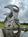 Das Falkirk Wheel ist ein weltweit einzigartiges Schiffshebewerk und ersetzt eine Schleusenanlage 