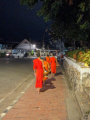 Almosengang der Mnche (Dag Bat). Eine der wichtigsten religisen Handlungen im Theravada-Buddhismus