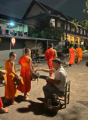 Almosengang der Mnche (Dag Bat). Eine der wichtigsten religisen Handlungen im Theravada-Buddhismus