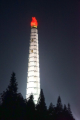 Juche-Turm bei Nacht