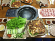 Norkoreanisches Barbecue - Gegrillt wird direkt am Tisch