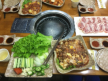 Norkoreanisches Barbecue - Gegrillt wird direkt am Tisch