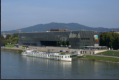 Blick ber die Donau auf das Kunstmuseum Lentos