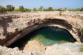 Bimmah Sinkhole - Eine Doline, die mit dem Meer verbunden ist und in der sich Grundwasser mit Meerwasser vermischt