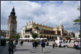 Groer Marktplatz - Rynek Glowny - mit dem Rathausturm (Wieza Ratuszowa) links und den Tuchhallen (Sukiennice) rechts