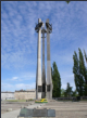 Am Solidarnosc-Platz erinnert das Denkmal an die Opfer des Streiks im Jahr 1970. Beim Denkmal handelt es sich um drei schlanke, 42 m hohe Metallkreuze