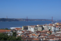 Ausblick vom Castelo de So Jorge ber den Tejo mit Cristo-Rei Statue und Ponte 25 de Abril