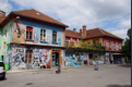 Metelkova ist ein autonomes Zentrum im Zentrum von Laibach. Nach dem slowenischen Unabhngigkeitskrieg wurde das Areal 1993 zu einer Art Freizone, einem von Knstlern, Musikern, Galeristen, Veranstalern und Sozialarbeitern "besetzten" Gebiet