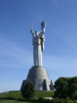 Eine gigantische Frauenstatue "Mutter Heimat" (Rodina mat). Mit Sockel und Schwert 102 m hoch.