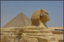 Die Sphinx in Gizeh mit Pyramide im Hintergrund