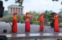Vor dem Ho-Chi-Minh-Mausoleum